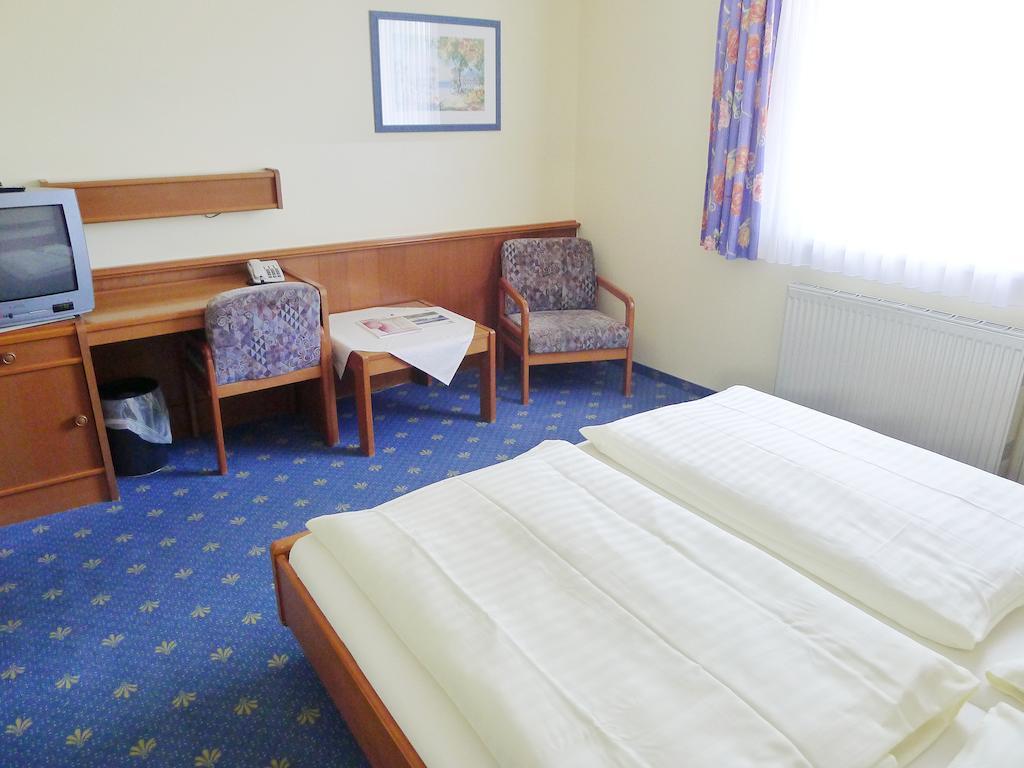 Hotel Restaurant Boeck "Roter Hahn" Sankt Poelten Bilik gambar
